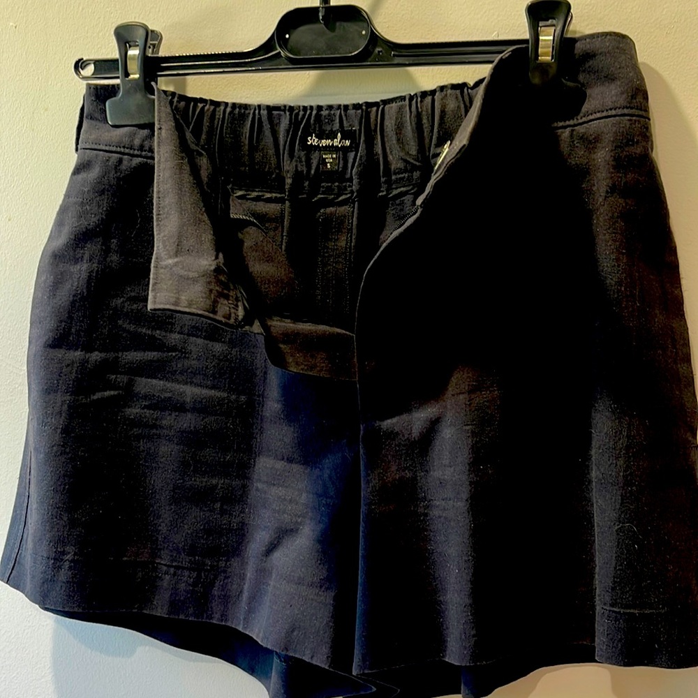 Steven Allen size small 100% cotton . Side pockets and one back pocket.